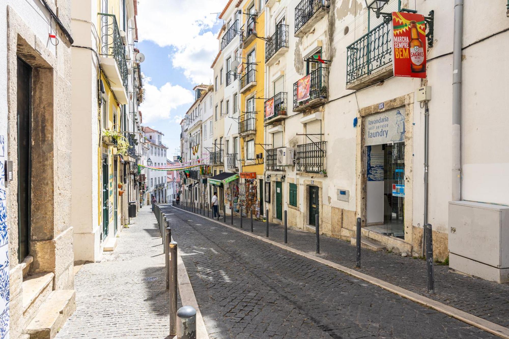 Appartamento Crooked House Alfama Lisbona Esterno foto