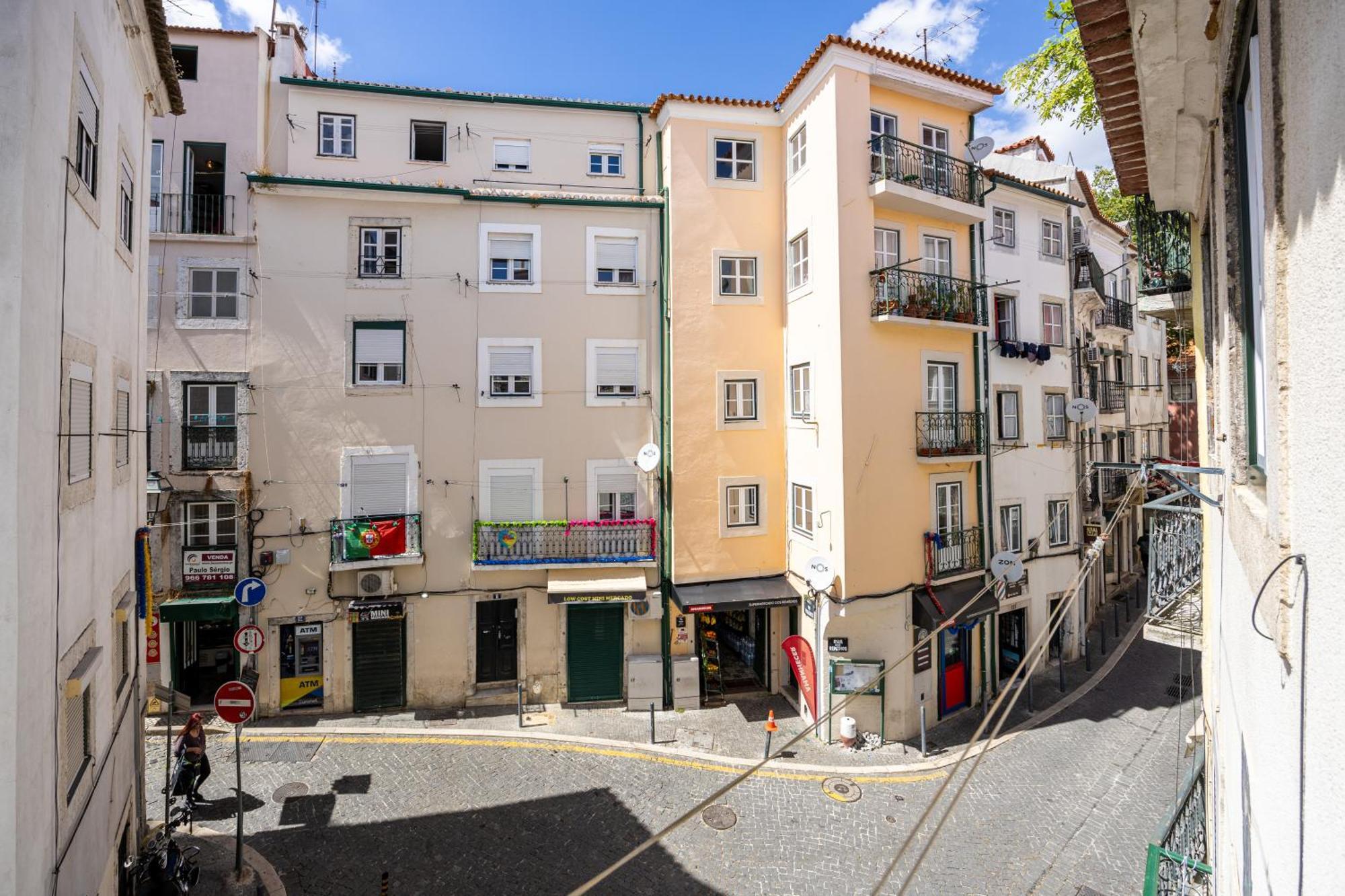 Appartamento Crooked House Alfama Lisbona Esterno foto